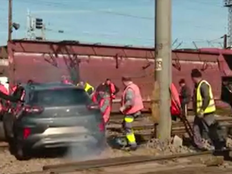 Directorul CFR Călători: Mecanicul de locomotivă a depăşit controlat semnalul pe culoarea roşie - Foto: captură video Digi24