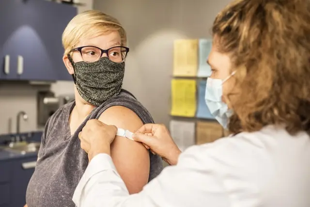 Vaccinarea anti-COVID devine obligatorie pentru unele cadre medicale din Ungaria/FOTO: Unsplash