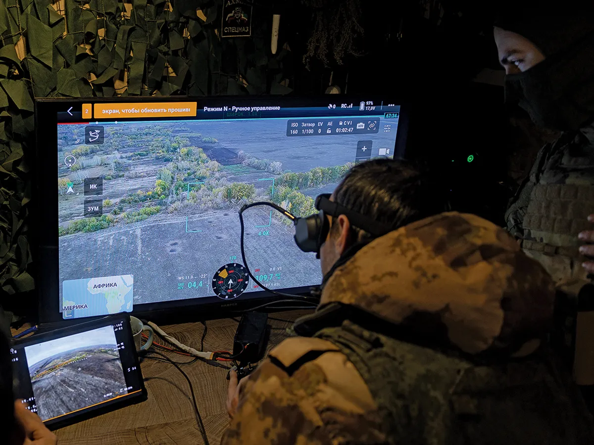 LOCALIZAREA ȚINTEI Un soldat Akhmat Spetsnaz efectuează un atac cu drone asupra forțelor ucrainene în regiunea Belgorod din Rusia, pe 15 octombrie 2025