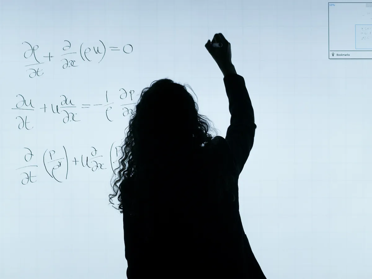Profesoară în timpul orelor (caracter ilustrativ) - Foto: Pexels /Thisiseninnering