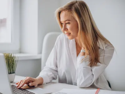 Femeie la muncă - Foto: Freepik