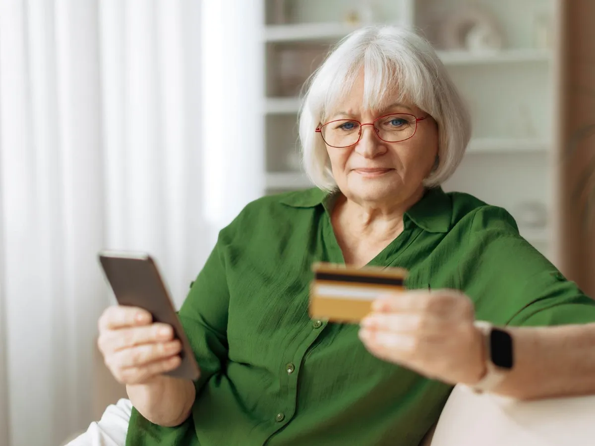Pensionar cu cardul de pensii în mână - Foto: Freepik