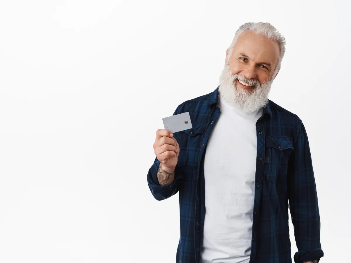 Pensionar cu cardFoto: Freepik (rol ilustrativ)