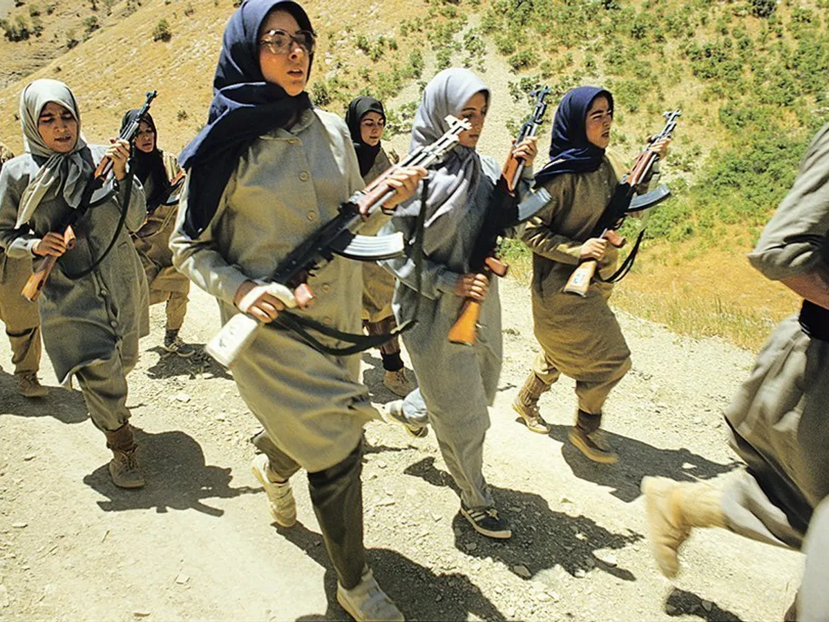 Membri MEK antrenându-se în timpul Războiului Iraniano-Irakian