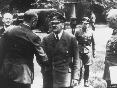 Hitler îi arată dictatorului italian Mussolini urmările exploziei din baraca de la „Wolfsschanze"