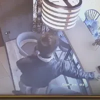 Bărbatul fura cu nonșalanță un telefon Fotoi: captură camere de supraveghere