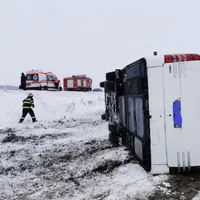 Un microbuz s-a răsturnat din cauza vântului puternic - Foto: viata-libera.ro