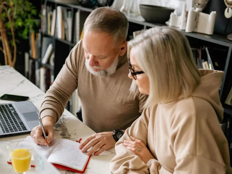 Cuplu de pensionari calculându-şi pensia privată - Foto: Pexels/Yan Krukau