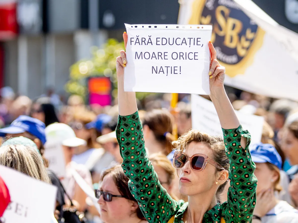 În loc să crească, salariile profesorilor scad și cu 50 lei - Foto: INQQUAM PHOTOS / Casian Mitu