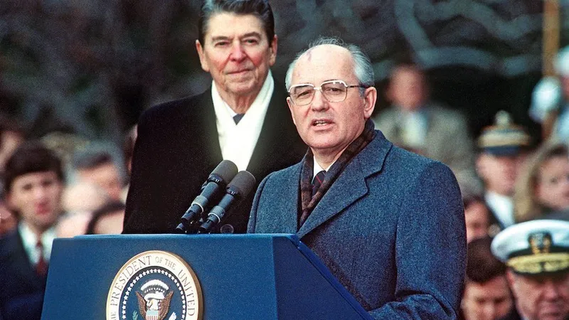 Președintele Ronald Reagan și liderul sovietic Mihail Gorbaciov, la Casa Albă, în prima zi a summit-ului lor din 1987 pentru dezarmare, care s-a concretizat cu Tratatul Armelor Nucleare cu Rază Medie de Acțiune