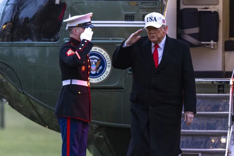 Donald Trump, preşedintele SUA, cobor&acirc;nd din Marine One - Foto: Profimedia Images