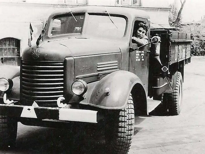 Cum era elogiat în presa comunistă primul camion românesc făcut în „Orașul lui Stalin”, în 1954 - Foto: brasovromania.net