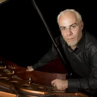 Pianistul orădean Thurzó Zoltán a declarat că va încerca să doboare recordul mondial al celui mai lung maraton de cântat la pian. / Foto: maszol.ro