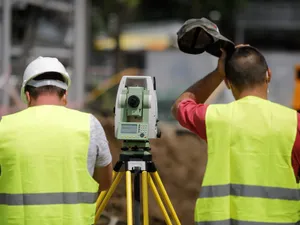 Ingineri topometristi verifică cotele unui teren. / Foto: Inquam Photos / George Călin