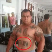 Interlopul Bulă nu e poreclit degeaba așa: Are un tatuaj scris greșit pe burtă Foto: mesagerulneamt.ro