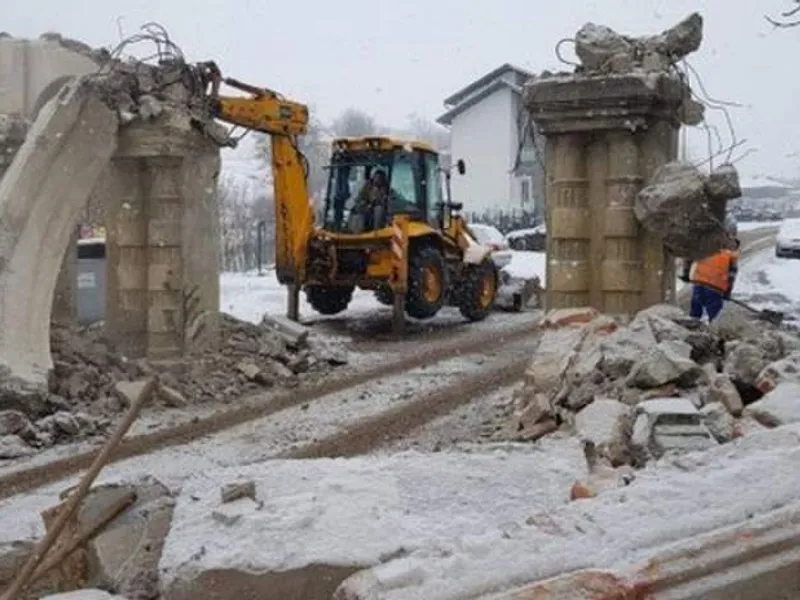 Poarta Cimitirului Evreiesc, demolată. Sursa foto: Reporteris.ro