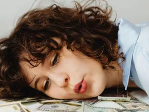 Tânără femeie bucurându-se de creditul de nevoie personale luat mai uşor - Foto: Pexels/Kaboompics