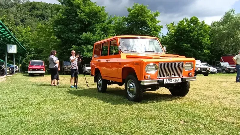 Șoferi în „Epoca de Aur”: Benzina – 8 lei, motorina – 7 lei, salariu - 2.500 lei, Dacia – 70.000 lei - Foto: Facebook/Traian Surcel