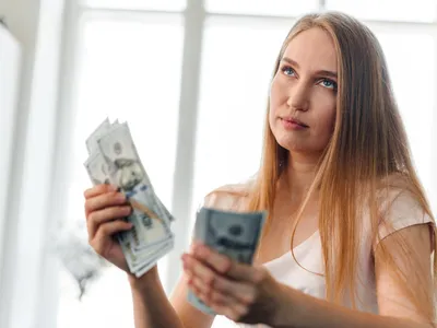 Femeie cu bani - Foto: Freepik