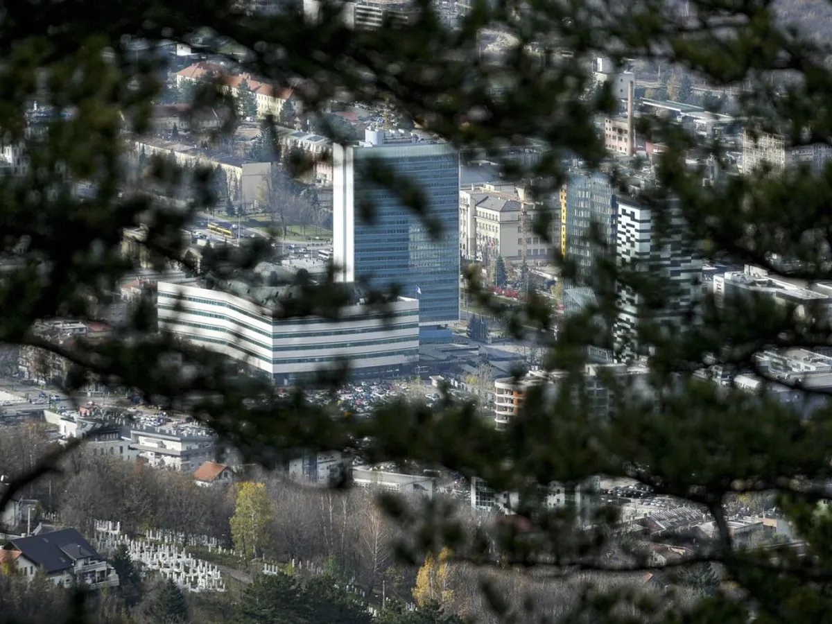 Unul dintre lunetiştii din Sarajevo, care a ucis oameni, este o româncă. Stăteau camuflaţi după betoane