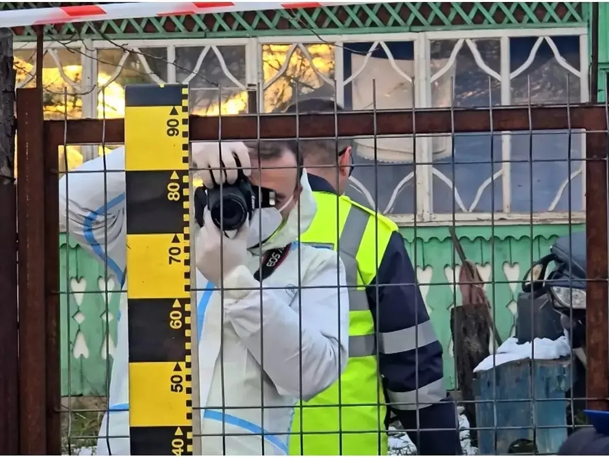 Un bărbat și-a dat foc în curte, după ce nu a putut accepta moartea soției. Cine l-a găsit? - Foto: Arhiva