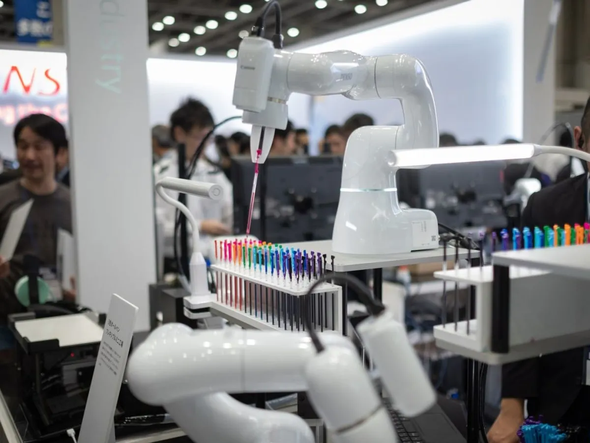 Filiala gigantului japonez Toyota, Denso, care face concedieri în Ungaria, prezintă brațele robotizate compacte „COBOTTA” - Foto: Profimedia Images