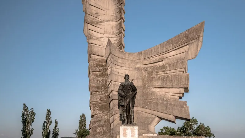 Scandal în Arad după ce o persoană susține că vrea să dărâme Monumentul Eroilor de la Păuliş Foto: socmonumentalart.com(fotografie cu caracter ilustrativ)