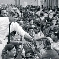 RFK, în 1968, își salută fanii, în campania electorală