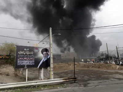 Lovituri aeriene la Depozitul Shahran, din Iran. În faţă, veghează, dintr-o poză, fostul ayatollah Ali Khamenei - Foto: Profimedia Images