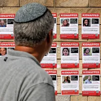 OMAGIU Afișe cu ostaticii dispăruți tapetează pereții din Israel și din lume, precum acestea din Tel Aviv, în octombrie 2023. Se crede că 134 de cetățeni de toate vârstele sunt încă în captivitate în Fâșia Gaza.