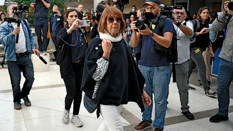 A RENUNȚAT LA ANONIMAT Gisèle Pélicot ajunge la tribunalul din Avignon, Franța, pentru a-și înfrunta soțul și 50 de bărbați care sunt acuzați că au violat-o