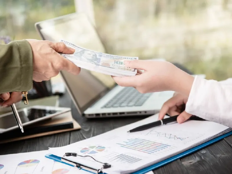 Ce salarii au românii în diaspora? 4.500 € - Italia, 4.300 € - Germania, 10.000 $ - SUA. Ce lucrează - Foto: Freepik (rol ilustrativ)