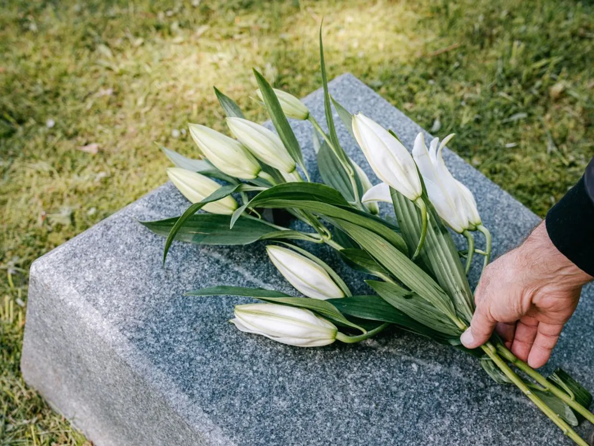 Flori pe mormânt - Foto: Pexels/Ivan S