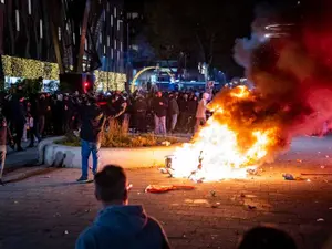 Protestele anti-restricții din Olanda au degenerat. Poliția a tras focuri de avertisment. / Foto: aljazeera.com