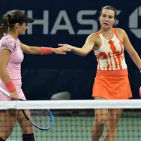 VICTORIE. Monica Niculescu şi Gabriela Ruse au câştigat titlul în proba de dublu la Hong Kong (WTA) - Foto: Profimedia Images