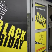 Black Friday. Preşedintele ANPC recomandă consumatorilor să verifice cu atenție preţurile - FOTO: Inquam Photos / Octav Ganea