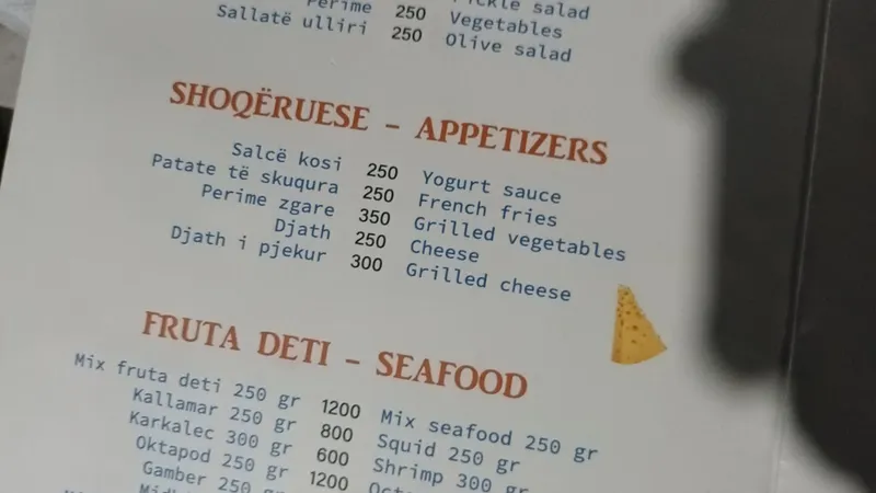 Mai multe meniuri de la restaurantele de pe litoralul din Albania arată că prețurile sunt mai mult decât decente. / Foto: Facebook