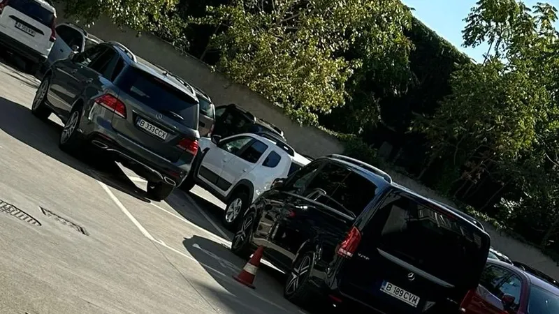 Când nu e pe motoscuter, Piedone se lăfăie într-un van de lux. Sursa foto: Newsweek România