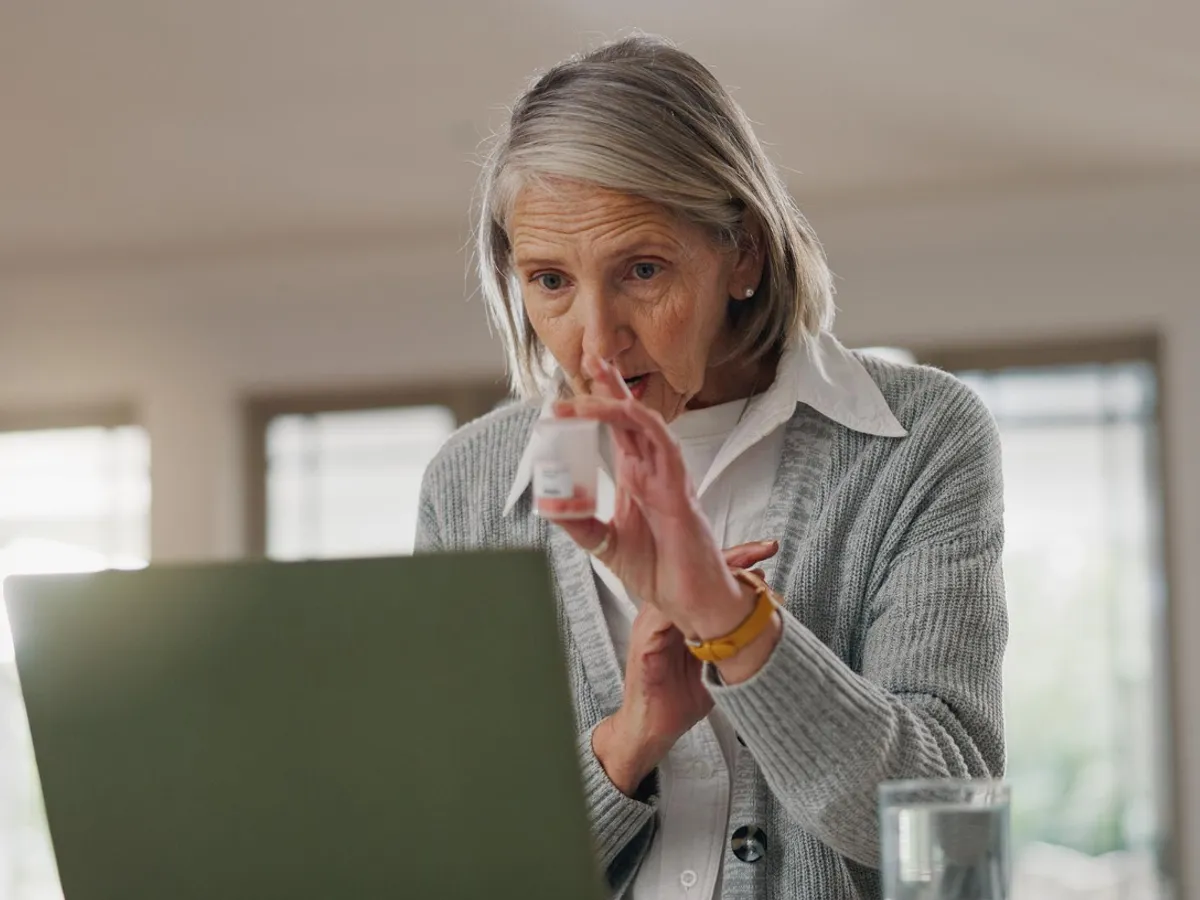 Pensionară supărată la pensie - Foto: Freepik