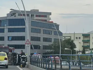 Un accident grav a avut loc pe Podul Basarab din București. Șoferul unei mașini a intrat în stâlp foto: captură video Antena3