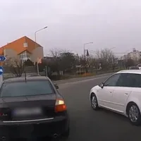 Circulația în sensul giratoriu le dă bătăi de cap și polițiștilor. / Foto: bihon.ro