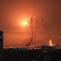 LUPTE O salvă de rachete este trasă de militanții palestinieni din Gaza, în timp ce o rachetă israeliană lansată din sistemul de apărare Iron Dome încearcă să le intercepteze - Foto: Profimedia Images