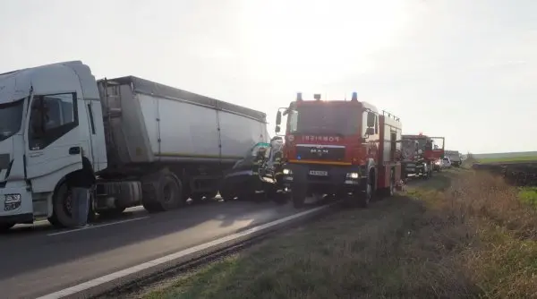 VIDEO Camionetă, strivită intenționat între două camioane conduse de tată și fiu. Șoferul a murit / antena3