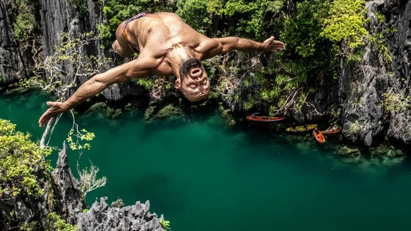 Săritorul român Constantin Popovici, pe podium în prima etapă a seriei mondiale Cliff Diving 2025 - Foto: Red Bull
