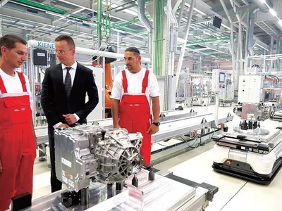 Audi a deschis recent o fabrică în Ungaria, în prezența ministrului maghiar de Externe