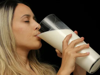 Femeie bând lapte dintr-un pahar foarte mare - Foto: PexelsEngin Akyurt