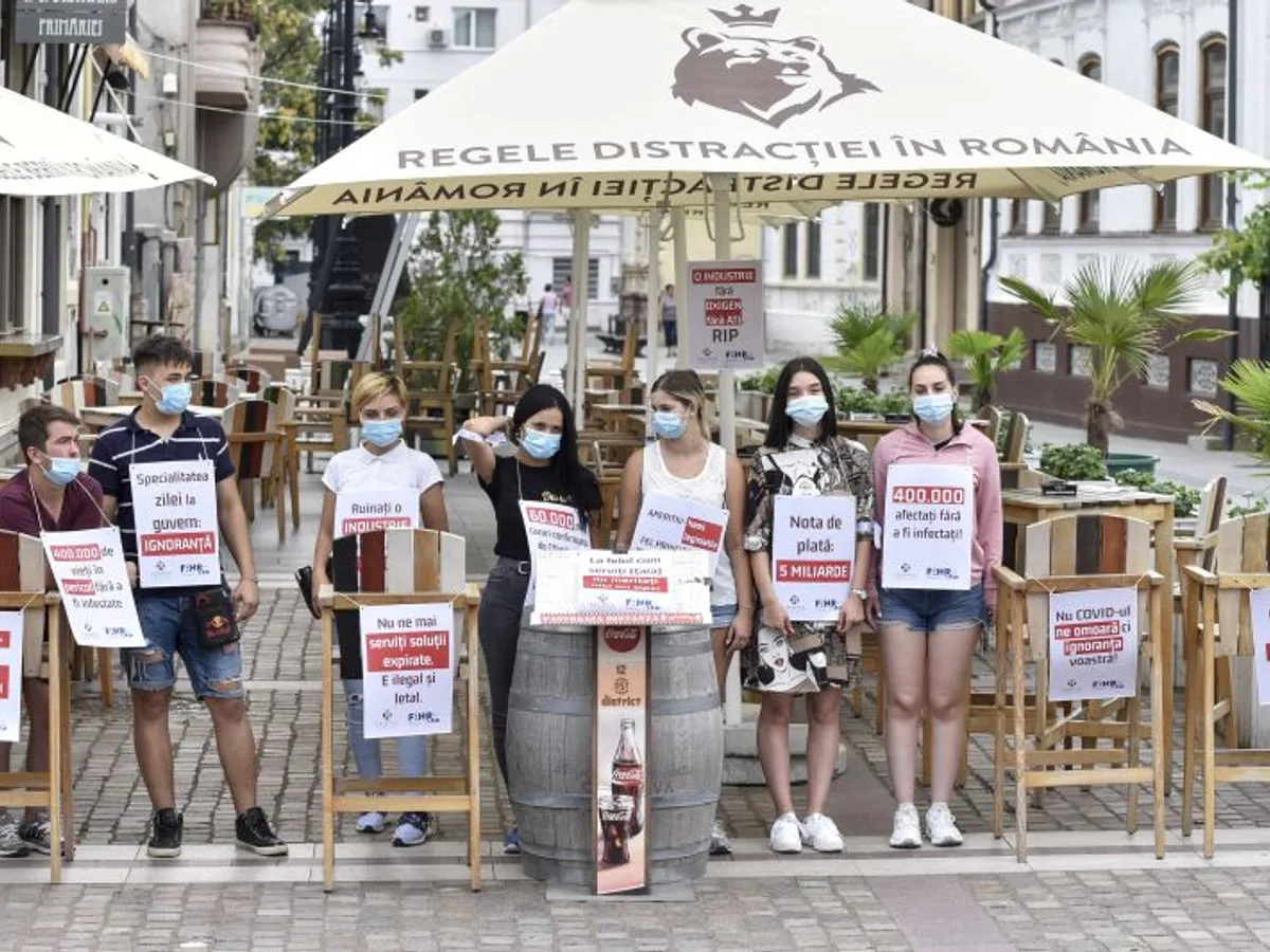 Horeca nu este la primul protest împotriva închiderii restaurantelor și barurilor la interior. Foto Inquam Photos/Bogdan Dănescu