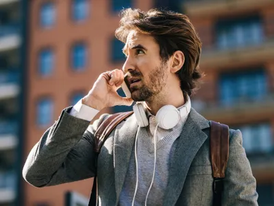 Un bărbat vorbește la telefon - Foto: freepik (rol ilustrativ)