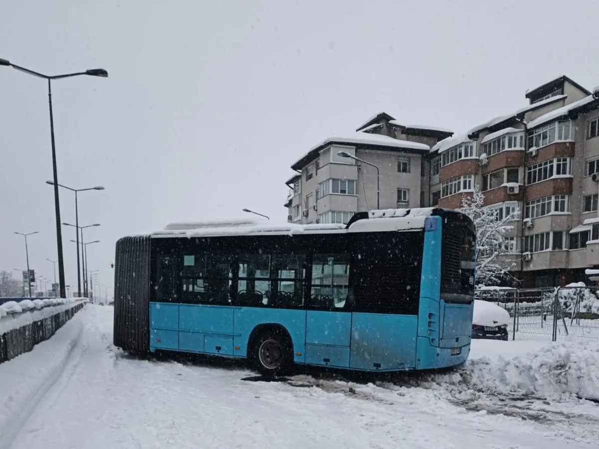 Un autobuz Otokar articulat, fără cauciucuri de iarnă, a derapat și a blocat un bulevard -  Foto: Facebook / Meteoplus