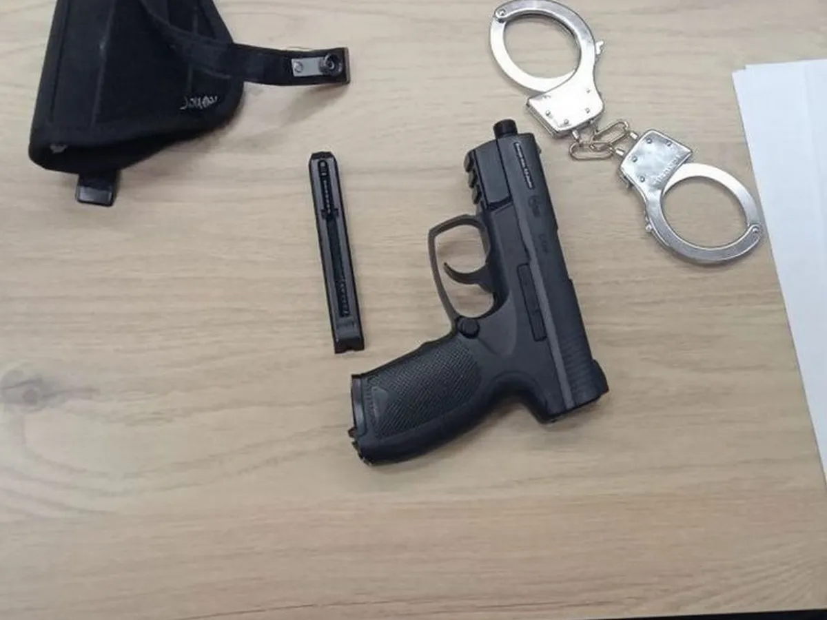 Un tânăr deghizat în jandarm, cu pistol și cătușe, prins la premierea Anei Bărbosu la Focșani - Foto: MAI